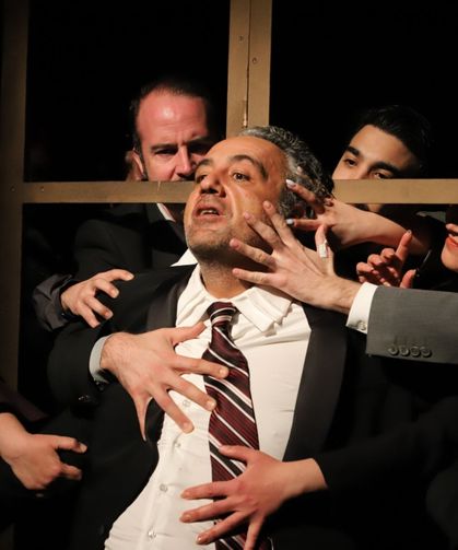 Bornova’da tiyatro gecesi: 'Kont Öderland' ayakta alkışlandı