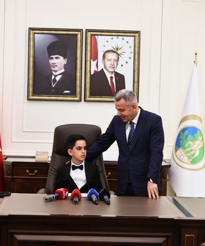 İzmir Valisi makamını öğrenciye devretti