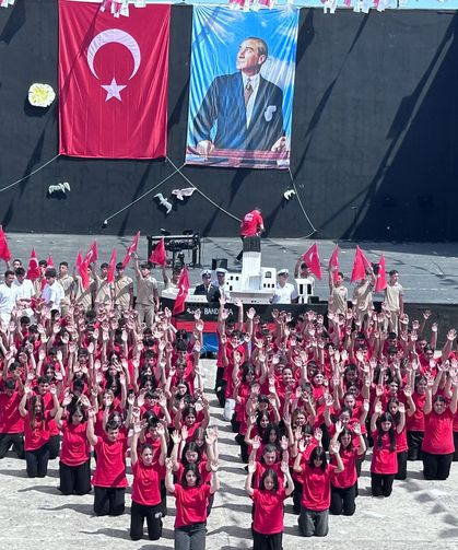 Çeşme’de 19 Mayıs Coşkusu: Kalpler vatan için attı…