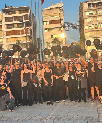 İzmir'de sessiz yürüyüşte vicdan çağrısı
