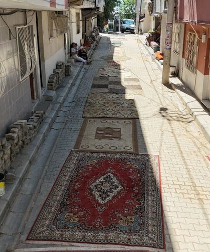 Tozdan bıktılar, halı serdiler!