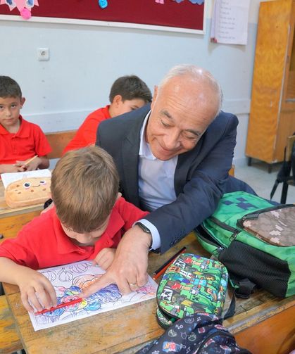 Seferihisar’da öğrencilere kırtasiye desteği
