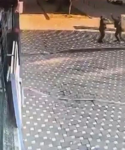 İzmir'de okul önünde bekçiyle öğretmen arasında arbede!