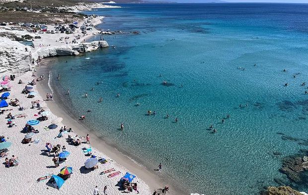 İzmir’in ücretsiz cennet kumsalları! ESHOT’la koşan koşana