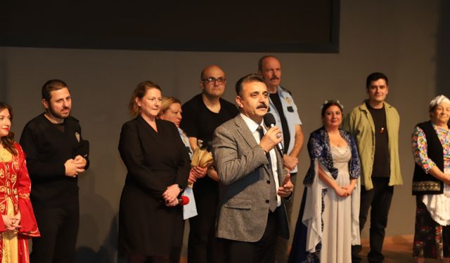 Dikili Belediyesi tiyatro topluluğu ilk oyunuyla sahnede