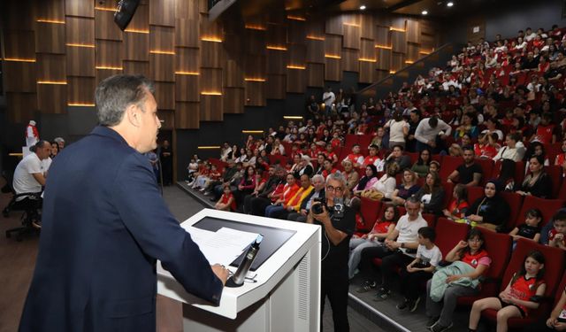 Dikili’de filelerin geleceği şekilleniyor: Voleybol kursuna rekor ilgi