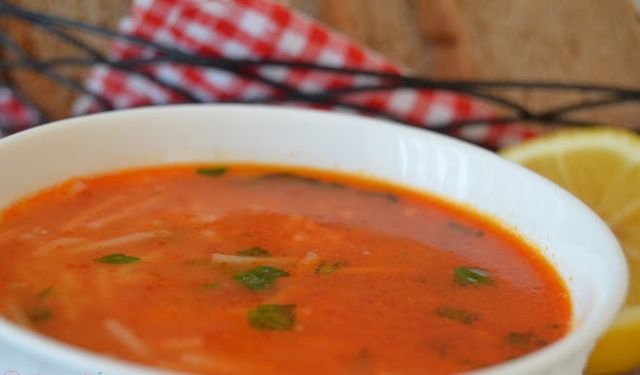 5 dakikada hazır: Domatesli tel şehriye çorbası tarifi