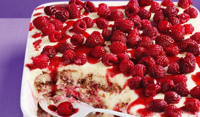 Frambuazlı bisküvili pasta tarifiyle tatlı zamanlara renkli bir dokunuş!