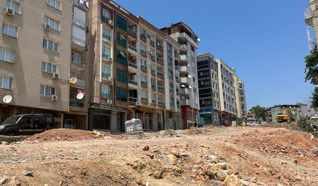 Karabağlar'da yarım kalan yol, yaşamı felç ediyor