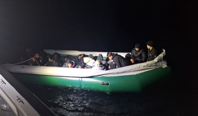 Karaburun açıklarında 4'ü çocuk 22 düzensiz göçmen kurtarıldı