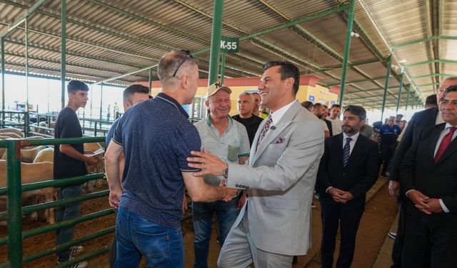 Manisa’da bayram bereketi: Zeyrek kurban pazarını ziyaret etti