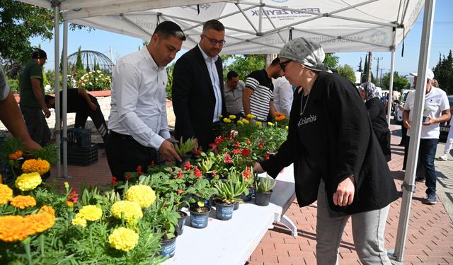 Manisa’da bayram öncesi duygulandıran anlar: 20 bin çiçekle vefa