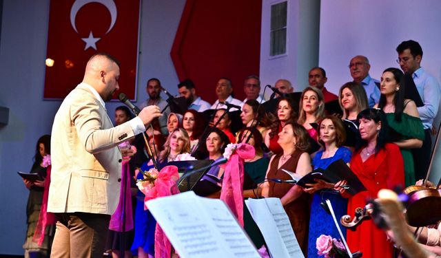 Manisa’da türkü rüzgârı esti: Koro ayakta alkışlandı!