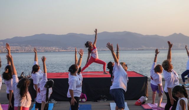 Bayraklı’da yoga tutkunları güneşi selamladı: Muhteşem etkinlik!