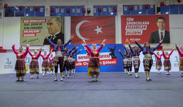 Halk danslarında Bayraklı’dan muhteşem gösteri