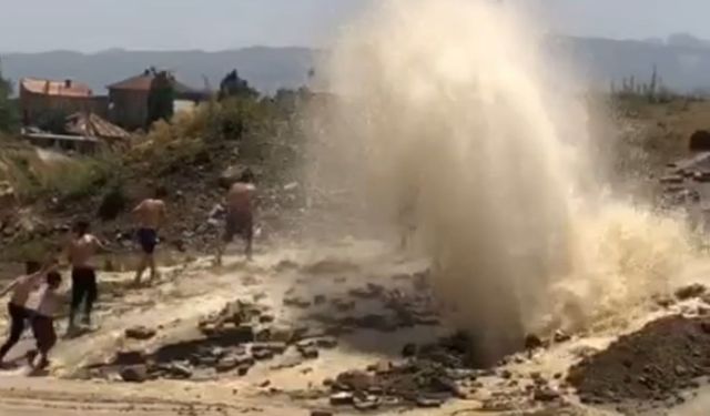 Yüksekova’da patlayan su borusu çocuklara eğlence oldu
