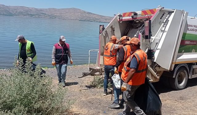 Hazar Gölü'nde 40 ton atık temizlendi: Bu topraklara saygımızı gösterelim