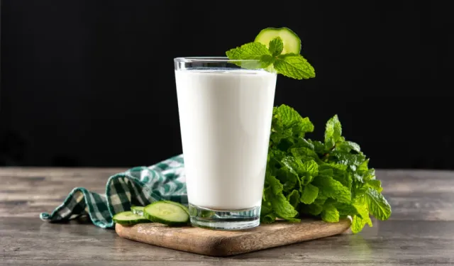Yaz sıcaklarına birebir: 3 malzemeyle ev yapımı maden sulu ayran!