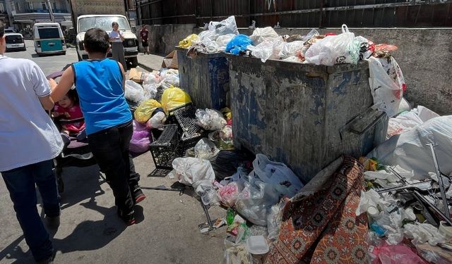 Buca’da çöp dağları büyüyor: İşçiler 3 gündür iş bırakıyor