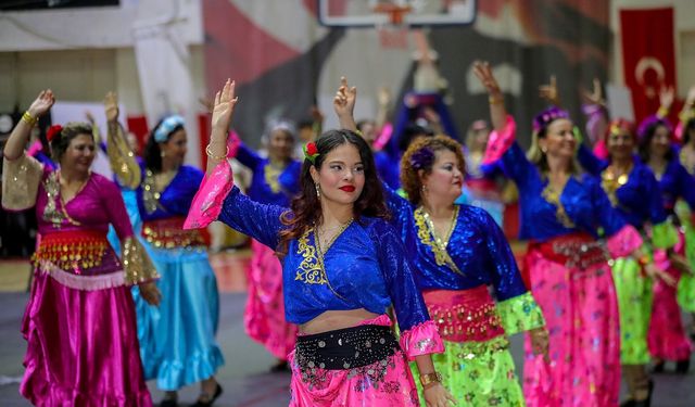Bayraklı’da halk dansları gecesi büyüledi
