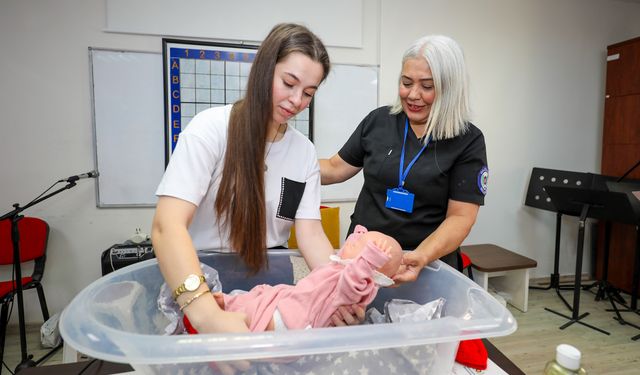 Gaziemirli anne adayları Gebe Okulu ile anneliğe hazırlanıyor