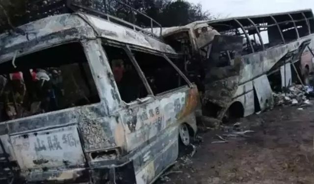 İki otobüs kafa kafaya çarpıştı: En az 40 ölü var