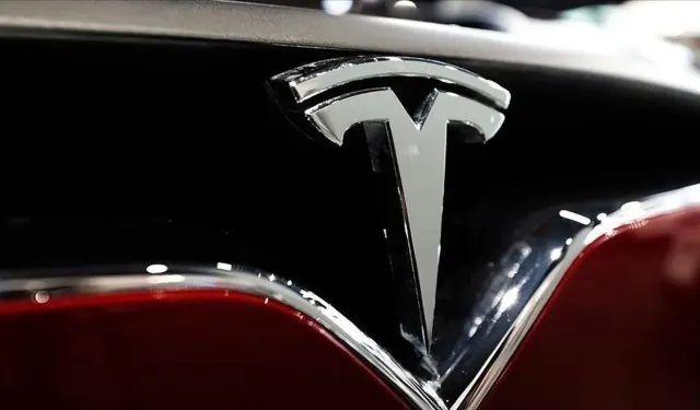Tesla, uçan otomobil olduğunu iddia ettiği aracını tanıttı