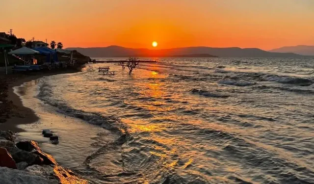 İzmir’e 30 dakika uzaklıktaki kum cenneti: Bu plajı hâlâ keşfetmediniz mi?