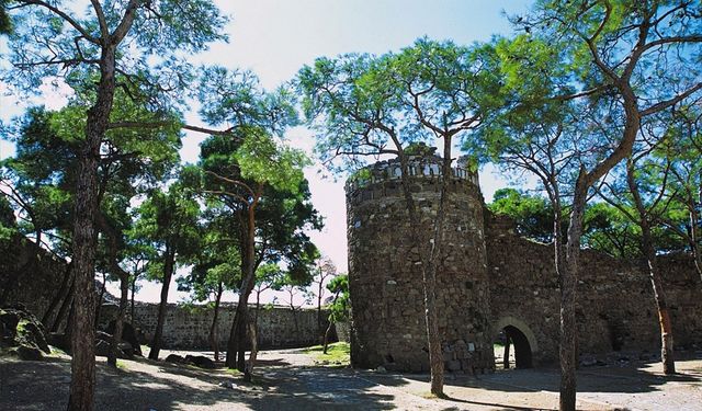 Gözlerden uzak, tarihle iç içe: İzmir’in en yüksek tepesinde saklı bir kale