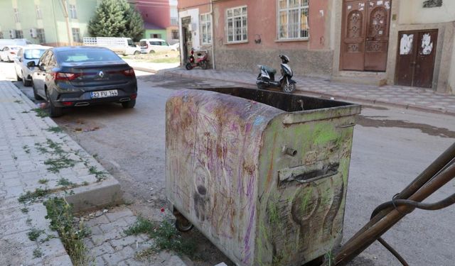 Kan donduran anlar: Yeni doğmuş bebeğini çöpe attı