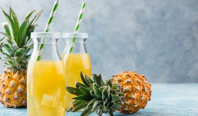 Ananas ve zencefille ödemden kurtulun: Doğal detoks suyu tarifi!