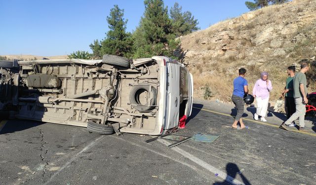 Servis minibüsü takla attı: Kazada yolcular yola savruldu