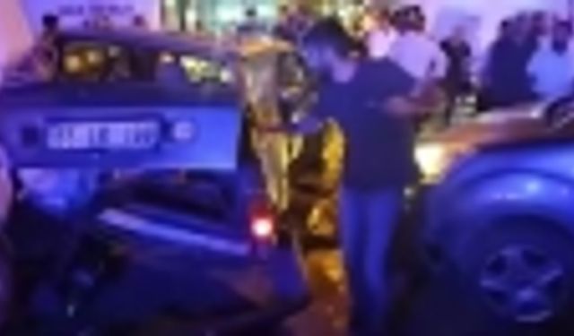 Van'da trafik felaketi: Araçlar hurdaya döndü!