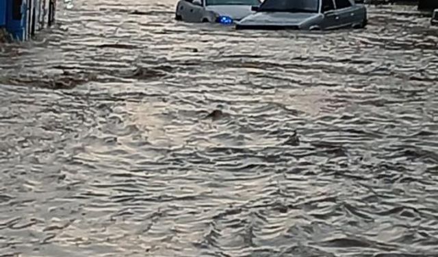 Ankara’da fırtına gibi sağanak:  Şehir sulara teslim oldu!