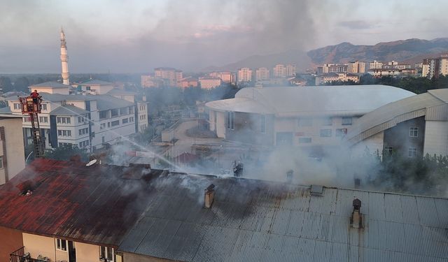 Korku dolu anlar: Çatı yangını yan binaya sıçradı