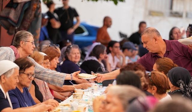 Kerbela şehitleri dualarla anıldı, lokmalar paylaşıldı