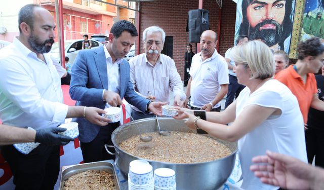 Bayraklı’da aşure sofrası kuruldu, binler buluştu!