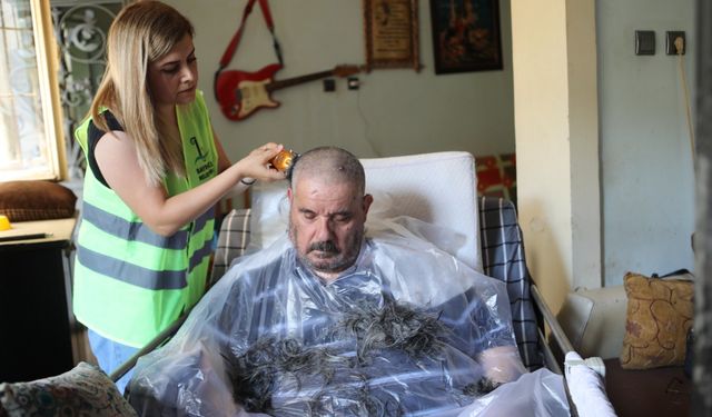 Yaşlı ve engellilere müjde! Bayraklı Belediyesi’nden evde kuaför hizmeti başladı!