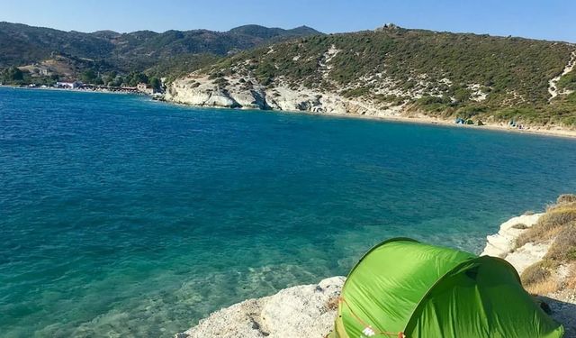 Sığ ve berrak deniziyle Çeşme’nin Delikli Koyu’nu solladı: Çadırını alan buraya koşuyor!