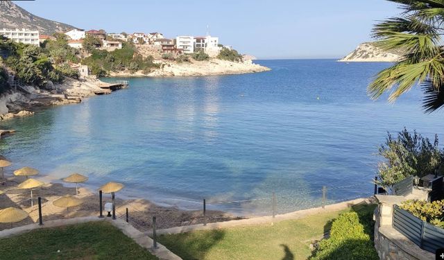 Yeşil ve mavinin buluştuğu İzmir’in en küçük koyu! Berrak sığ deniziyle ailelerin favorisi oldu