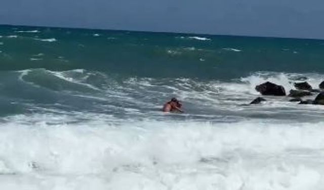 Uyarılara rağmen denize girdi, boğulma tehlikesi geçirdi
