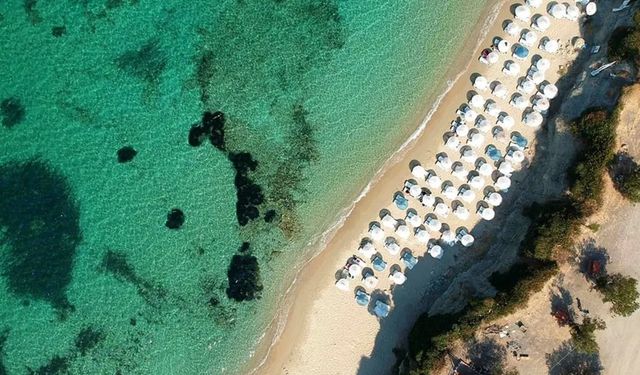 Gürültüden uzak Hawai tadında tatil arayanların adresi: Bembeyaz kumsalıyla İzmir’in en güzel plajı