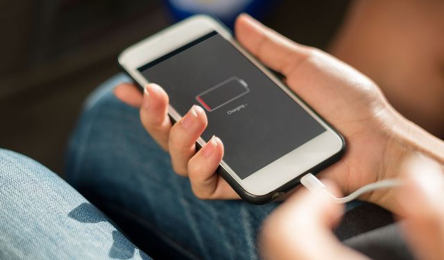 Bu alışkanlık telefon bataryasını bitiriyor!