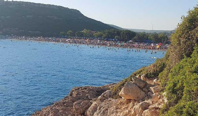 Cam gibi denizi, ipek gibi kumuyla İzmir’in en güzel koyu! Sandalyesini alan soluğu burada alıyor