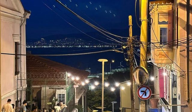İzmir’in kalbinde mekanı ve kahveyi sanatla buluşturan adres