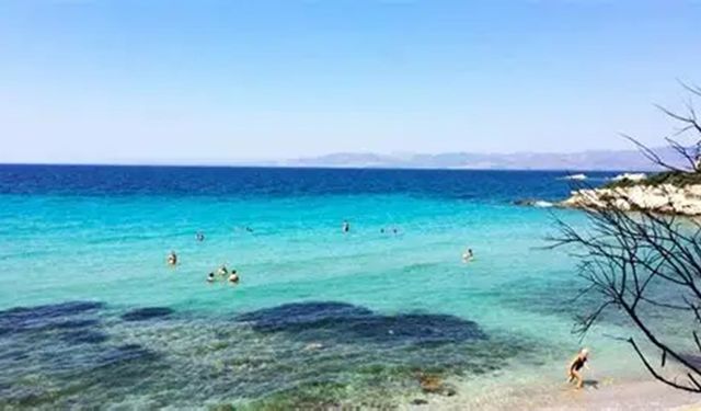 Günübirlikçi kalabalığından uzak, İzmir'in en sakin plajı! Bembeyaz kumsalı güzelliğiyle göz kamaştırıyor