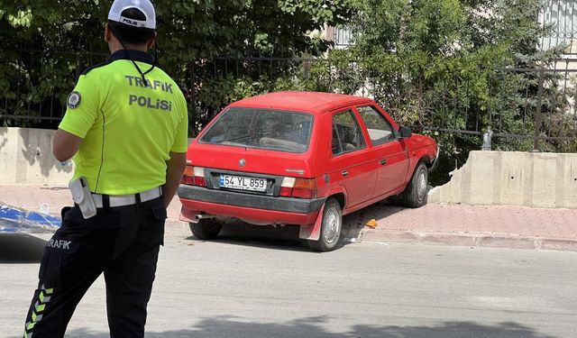 Trafikte dehşet anları! Dur ihtarına uymayan sürücü polise çarptı