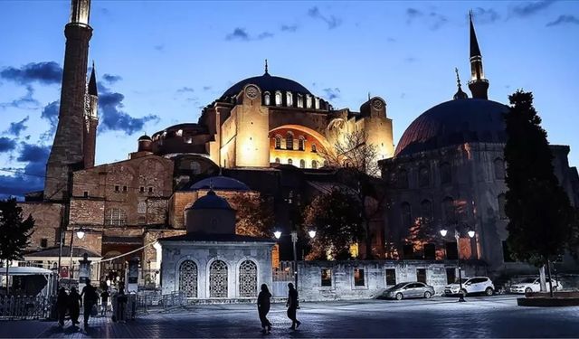 Ayasofya Camii’nde halıya ateş! Kundaklama girişiminin detayları ortaya çıktı