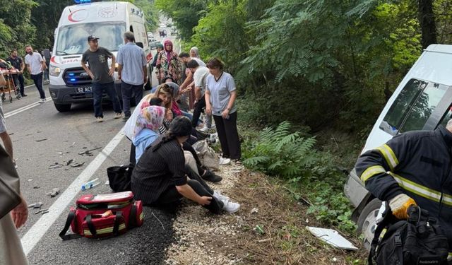 Feci kaza! Servis minibüsü ile otomobil çarpıştı: Yaralılar var