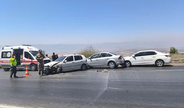 Flaş! Zincirleme trafik kazası: 4 araç çarpıştı, yaralılar var